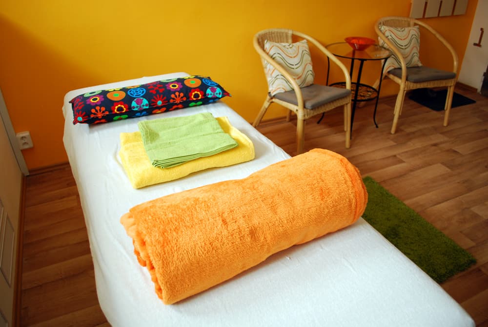 Masážní lehátko v přirozeném světle — studio Pontika