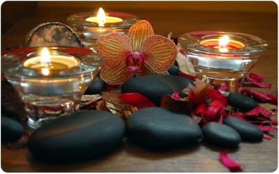 Lávové kameny a svíčky — atmosféra relaxace v Pontika